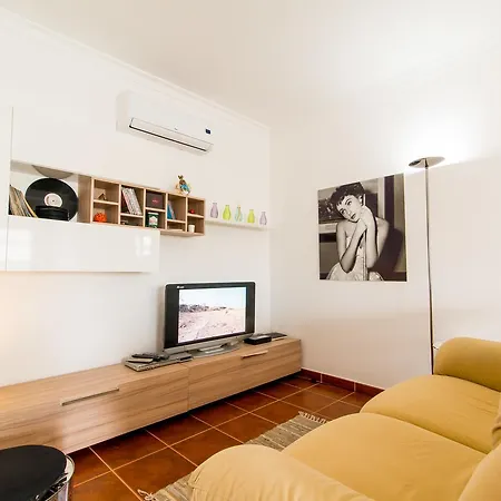 By Algartur - 5 Mins Downtown - Ac - Pool - Wi-fi - Smart Tv Apartament